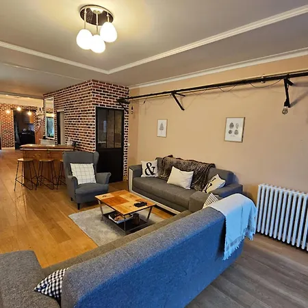 Semesterbostad Charming Family House With Large Terrace