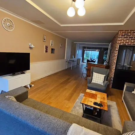 Charming Family House With Large Terrace Semesterbostad